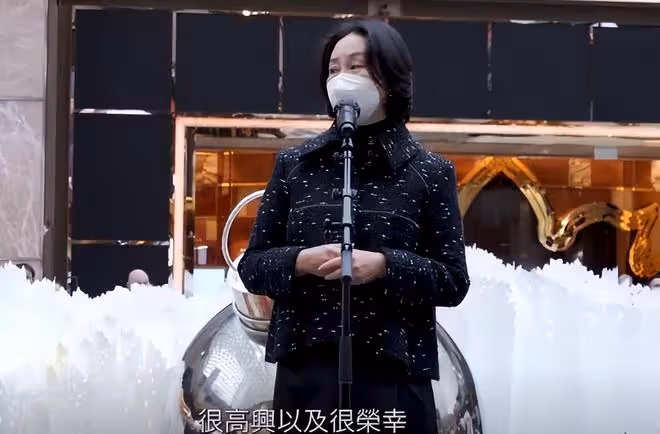 何超瓊慶祝美高梅15周年：現場霸氣豎大拇指，定製蛋糕十分吸睛