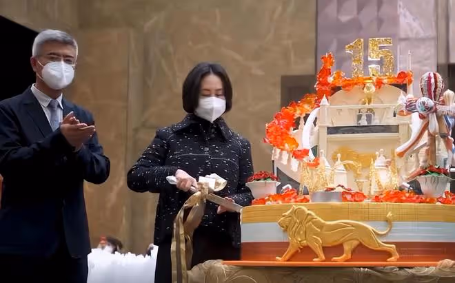 何超瓊慶祝美高梅15周年：現場霸氣豎大拇指，定製蛋糕十分吸睛