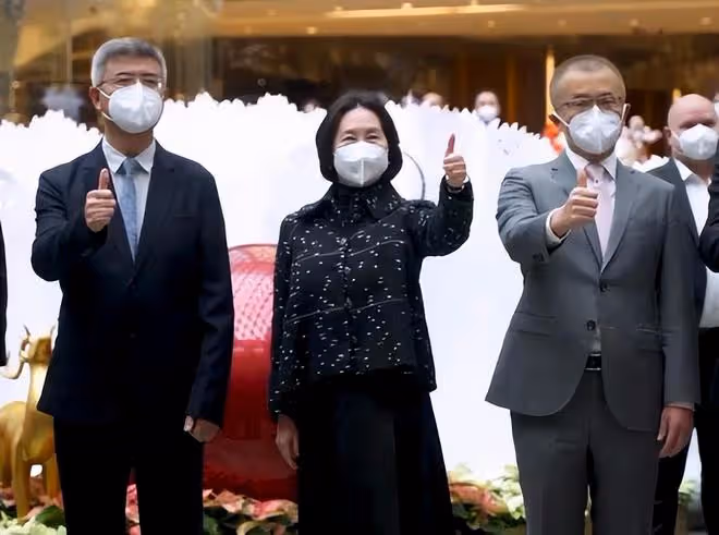 何超瓊慶祝美高梅15周年：現場霸氣豎大拇指，定製蛋糕十分吸睛