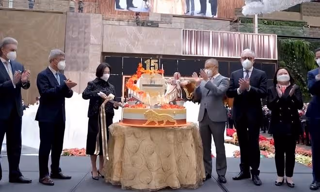 何超瓊慶祝美高梅15周年：現場霸氣豎大拇指，定製蛋糕十分吸睛