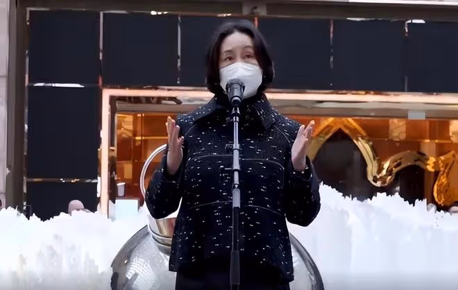 何超瓊慶祝美高梅15周年：現場霸氣豎大拇指，定製蛋糕十分吸睛