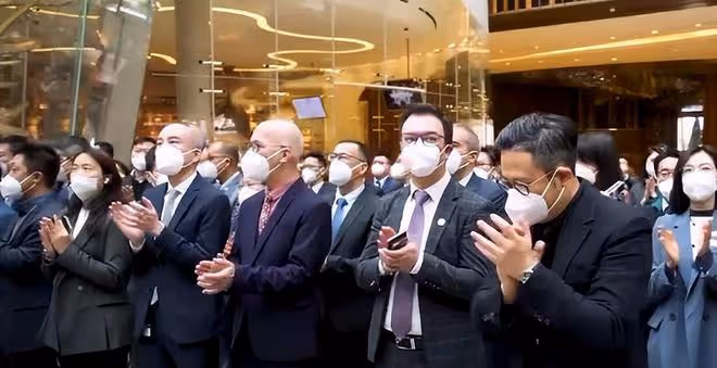 何超瓊慶祝美高梅15周年：現場霸氣豎大拇指，定製蛋糕十分吸睛