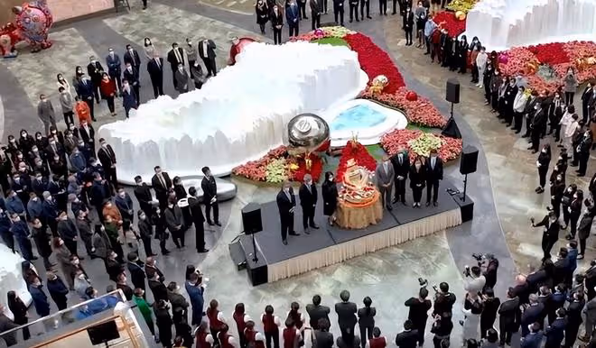 何超瓊慶祝美高梅15周年：現場霸氣豎大拇指，定製蛋糕十分吸睛