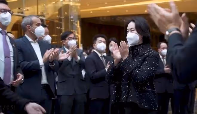 何超瓊慶祝美高梅15周年：現場霸氣豎大拇指，定製蛋糕十分吸睛