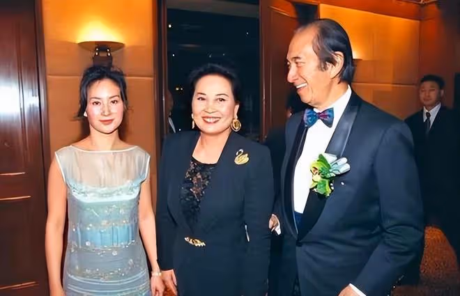 何超瓊慶祝美高梅15周年：現場霸氣豎大拇指，定製蛋糕十分吸睛