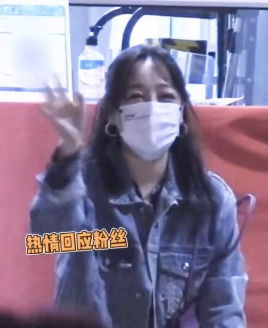 胡歌44歲前任露面，髮際線上移腦門發光仍美，曾患抑鬱症出家禮佛