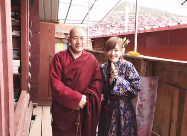 胡歌44歲前任露面，髮際線上移腦門發光仍美，曾患抑鬱症出家禮佛