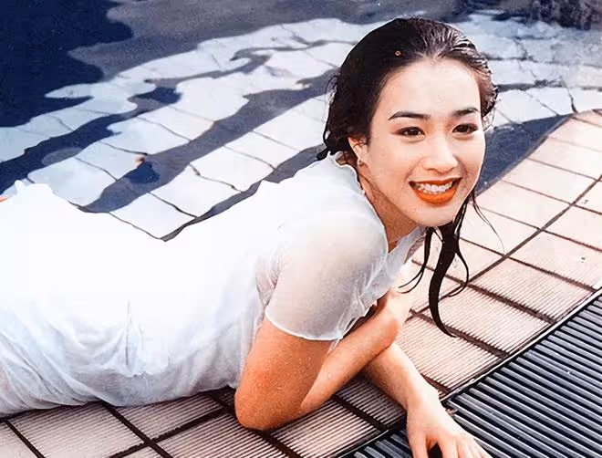 鍾麗緹長女曬溫哥華生活靚照，24歲美貌出眾，穿弔帶大秀好身材