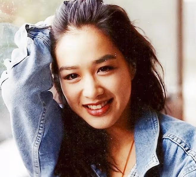 鍾麗緹長女曬溫哥華生活靚照，24歲美貌出眾，穿弔帶大秀好身材