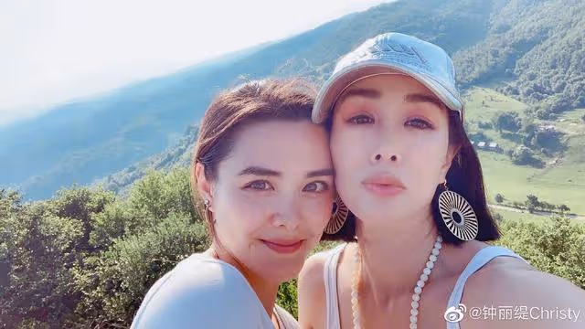 鍾麗緹大女兒曬性感！穿弔帶背心上圍豐滿，曾獲得選美亞軍