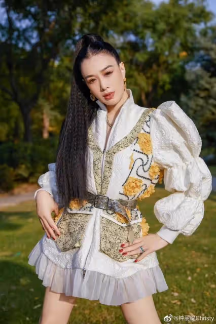 鍾麗緹大女兒曬性感！穿弔帶背心上圍豐滿，曾獲得選美亞軍