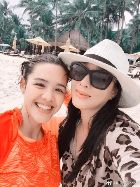 鍾麗緹大女兒曬性感！穿弔帶背心上圍豐滿，曾獲得選美亞軍