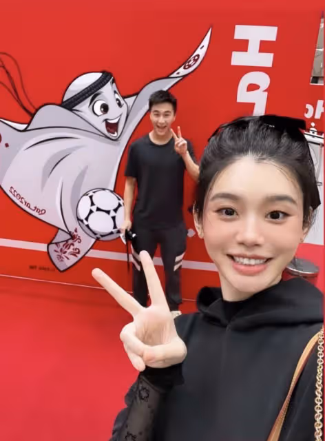 奚夢瑤和老公逛街，調侃他撞臉世界盃吉祥物，何猷君嫩得像高中生