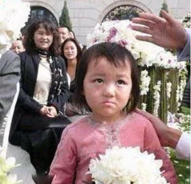 擺脫兔唇！王菲女兒3次術後重生「變身美少女」近照曝光「金髮長腿氣質模樣」網讚：不愧是天后的女兒