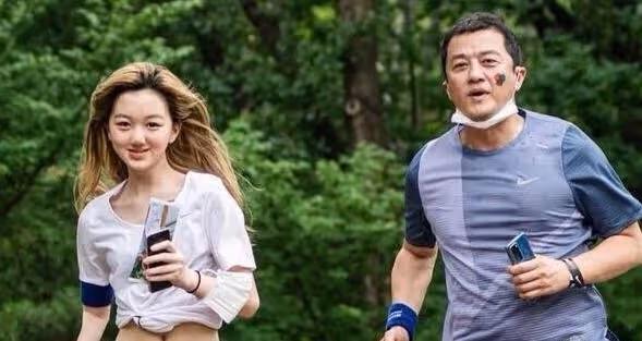 擺脫兔唇！王菲女兒3次術後重生「變身美少女」近照曝光「金髮長腿氣質模樣」網讚：不愧是天后的女兒
