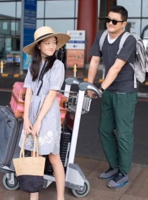 擺脫兔唇！王菲女兒3次術後重生「變身美少女」近照曝光「金髮長腿氣質模樣」網讚：不愧是天后的女兒