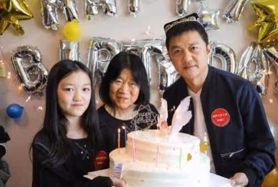 擺脫兔唇！王菲女兒3次術後重生「變身美少女」近照曝光「金髮長腿氣質模樣」網讚：不愧是天后的女兒