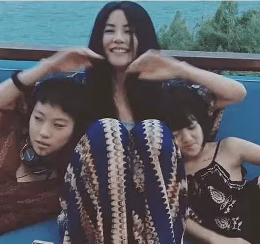 擺脫兔唇！王菲女兒3次術後重生「變身美少女」近照曝光「金髮長腿氣質模樣」網讚：不愧是天后的女兒