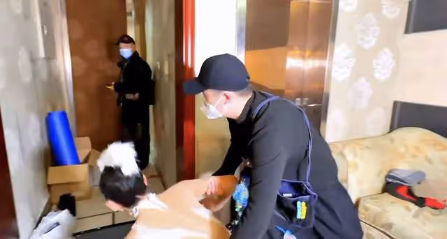 楊麗萍疑患新冠仍登台演出！咳嗽頭痛渾身乏力，走路摔倒需人攙扶
