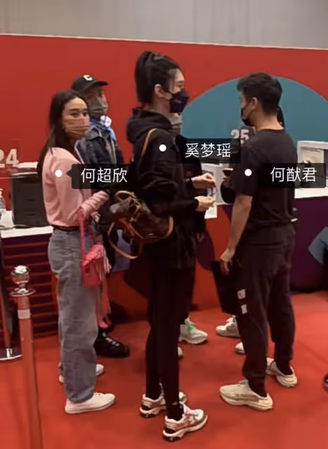 奚夢瑤夫婦赴卡達看世界盃決賽，何猷君撞臉吉祥物，何超欣同行
