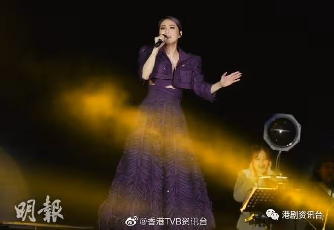 楊千嬅哽咽認今次開個唱不容易！曾匿入房喊被兒子發現