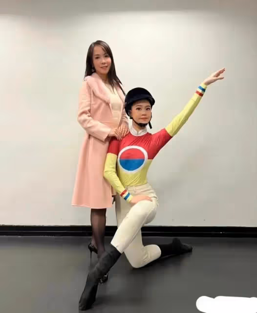 豪門棄女劉秀盈曬父親劉鑾雄送的花，卻被嘲笑：不如你妹十億豪宅