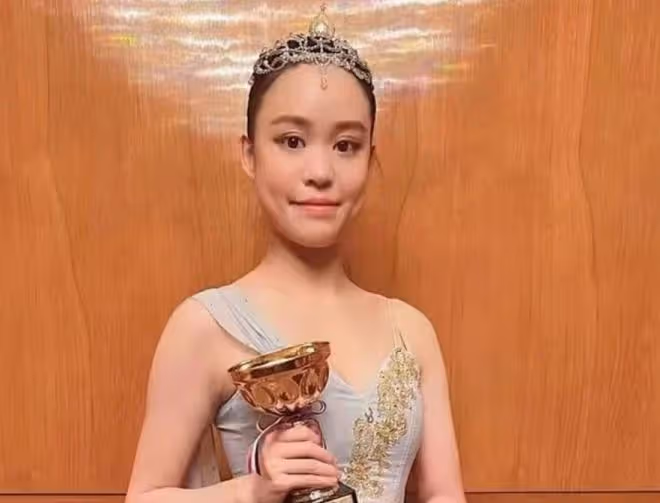 豪門棄女劉秀盈曬父親劉鑾雄送的花，卻被嘲笑：不如你妹十億豪宅