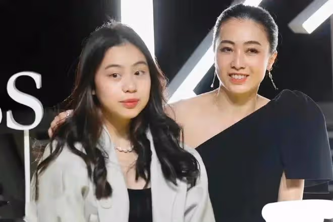 豪門棄女劉秀盈曬父親劉鑾雄送的花，卻被嘲笑：不如你妹十億豪宅