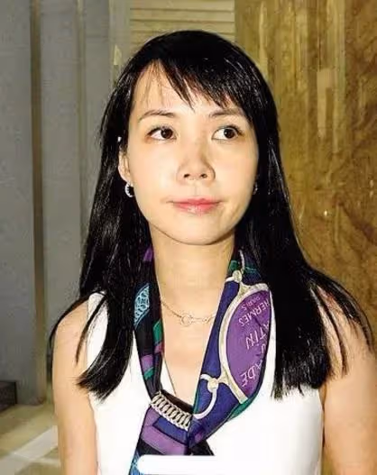 豪門棄女劉秀盈曬父親劉鑾雄送的花，卻被嘲笑：不如你妹十億豪宅