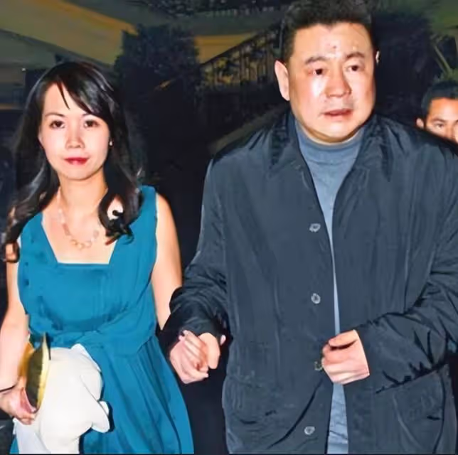 豪門棄女劉秀盈曬父親劉鑾雄送的花，卻被嘲笑：不如你妹十億豪宅