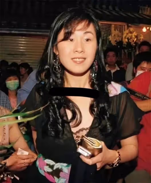 豪門棄女劉秀盈曬父親劉鑾雄送的花，卻被嘲笑：不如你妹十億豪宅