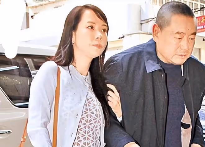 豪門棄女劉秀盈曬父親劉鑾雄送的花，卻被嘲笑：不如你妹十億豪宅