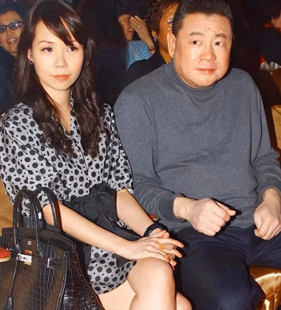 豪門棄女劉秀盈曬父親劉鑾雄送的花，卻被嘲笑：不如你妹十億豪宅