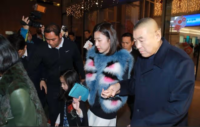 豪門棄女劉秀盈曬父親劉鑾雄送的花，卻被嘲笑：不如你妹十億豪宅