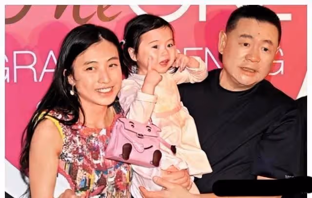 豪門棄女劉秀盈曬父親劉鑾雄送的花，卻被嘲笑：不如你妹十億豪宅