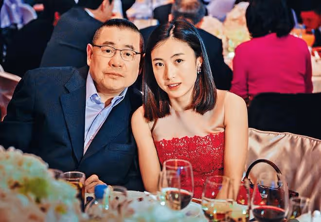 豪門棄女劉秀盈曬父親劉鑾雄送的花，卻被嘲笑：不如你妹十億豪宅