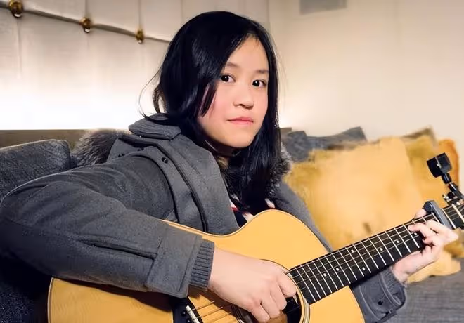 豪門棄女劉秀盈曬父親劉鑾雄送的花，卻被嘲笑：不如你妹十億豪宅