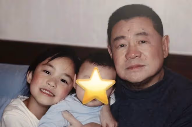 豪門棄女劉秀盈曬父親劉鑾雄送的花，卻被嘲笑：不如你妹十億豪宅
