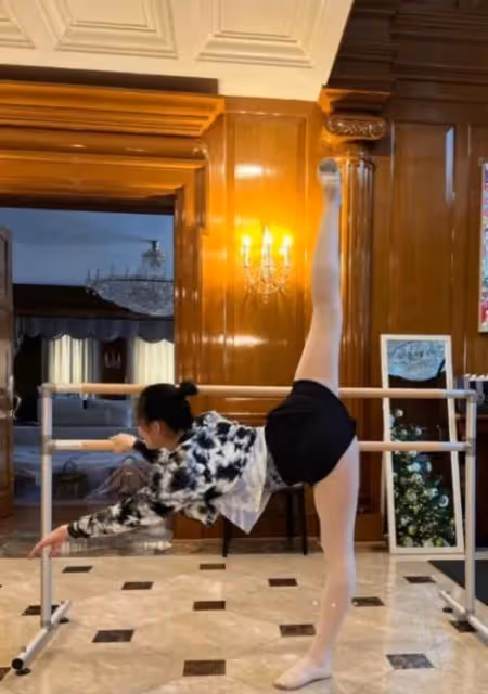 豪門棄女劉秀盈曬父親劉鑾雄送的花，卻被嘲笑：不如你妹十億豪宅