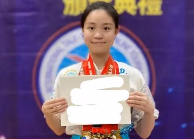 豪門棄女劉秀盈曬父親劉鑾雄送的花，卻被嘲笑：不如你妹十億豪宅