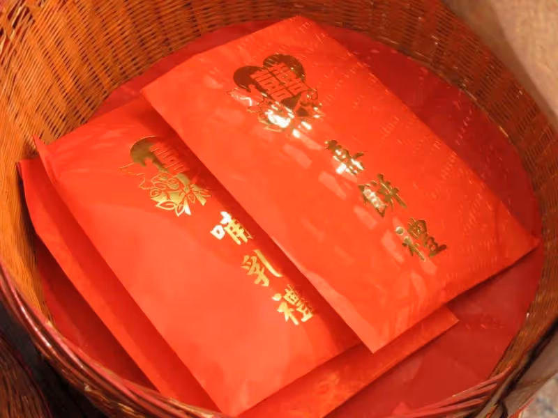 堅持要拿聘金，婆婆不甘願勉強掏12萬臭臉到底，兩家互不相讓媳婦親自出馬安撫：換28年自由