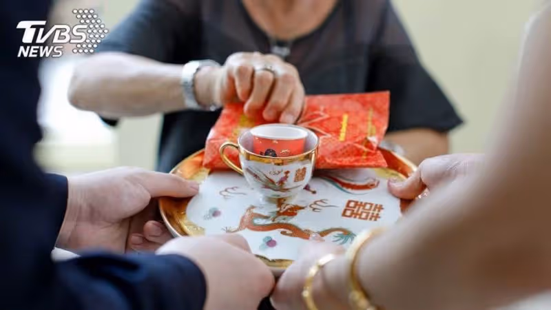 堅持要拿聘金，婆婆不甘願勉強掏12萬臭臉到底，兩家互不相讓媳婦親自出馬安撫：換28年自由