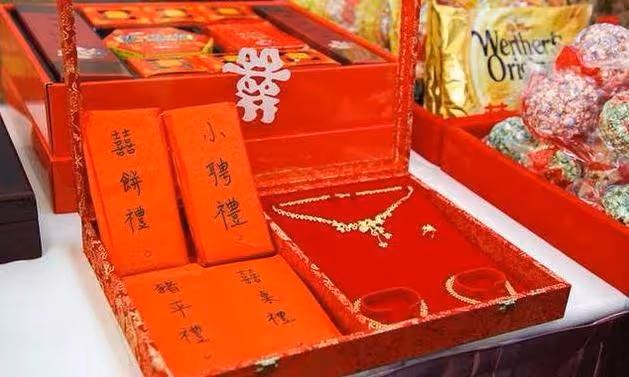 堅持要拿聘金，婆婆不甘願勉強掏12萬臭臉到底，兩家互不相讓媳婦親自出馬安撫：換28年自由