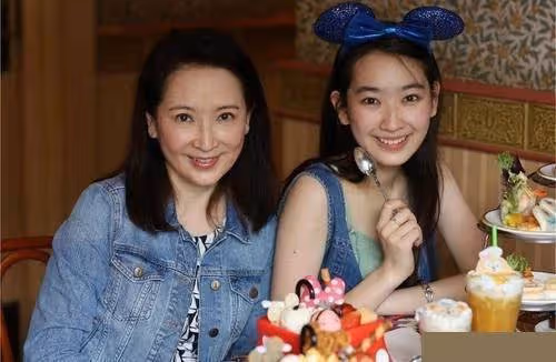 57歲龔慈恩容顏老去，歷經2次婚姻失敗，育兒觀念發生變化 兒女雙全罕見曝光，兒帥氣十足，女清新脫俗