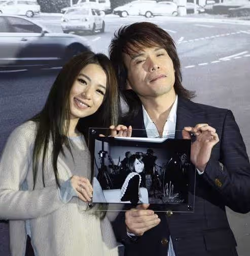 伍佰55歲妻子近照曝光，妻子相貌平平一生無子女，卻被他獨寵28年： 真正的愛情，是靈魂的相互吸引.