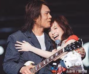 伍佰55歲妻子近照曝光，妻子相貌平平一生無子女，卻被他獨寵28年： 真正的愛情，是靈魂的相互吸引.