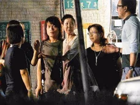 伍佰55歲妻子近照曝光，妻子相貌平平一生無子女，卻被他獨寵28年： 真正的愛情，是靈魂的相互吸引.