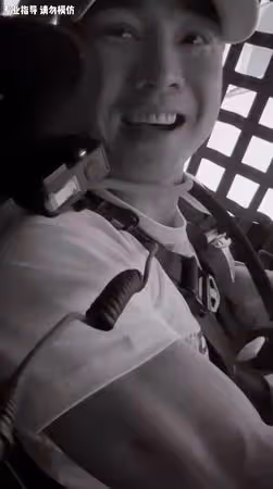 劉畊宏驚爆出車禍！帶妻遊卡達「開越野車耍帥甩尾」　驚悚畫面曝光「90度大翻車受困」民眾急衝救人