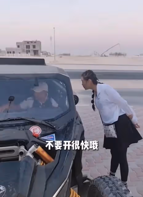 劉畊宏驚爆出車禍！帶妻遊卡達「開越野車耍帥甩尾」　驚悚畫面曝光「90度大翻車受困」民眾急衝救人