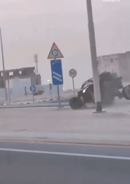 劉畊宏驚爆出車禍！帶妻遊卡達「開越野車耍帥甩尾」　驚悚畫面曝光「90度大翻車受困」民眾急衝救人